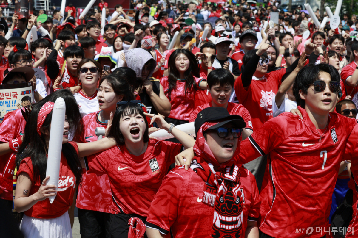 (서울=뉴스1) 안은나 기자 = 축구국가대표팀 공식 서포터즈 붉은악마를 비롯한 시민들이 12일 서울 종로구 광화문광장에서 2026 북중미월드컵 A조 조별리그 1차전 대한민국과 체코의 경기를 앞두고 응원하고 있다. 2026.6.12/뉴스1 Copyright © 뉴스1. All rights reserved. 무단 전재 및 재배포, AI학습 이용 금지. /사진=(서울=뉴스1) 안은나 기자