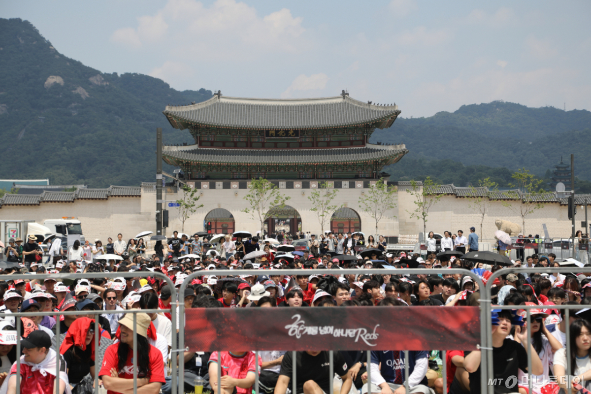 (서울=뉴스1) 권대옥 수습기자 = 축구국가대표팀 공식 서포터즈 붉은악마를 비롯한 시민들이 12일 서울 종로구 광화문광장에서 2026 북중미월드컵 A조 조별리그 1차전 대한민국과 체코의 경기를 응원하고 있다. 2026.6.12/뉴스1 Copyright © 뉴스1. All rights reserved. 무단 전재 및 재배포, AI학습 이용 금지. /사진=(서울=뉴스1) 권대옥 수습기자