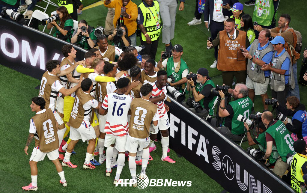 미국 축구대표팀 선수들이 13일 미국 로스앤젤레스 스타디움에서 열린 파라과이와의 2026 FIFA 북중미 월드컵 조별리그에서 골을 넣은 뒤 기뻐하고 있다. /AFPBBNews=뉴스1