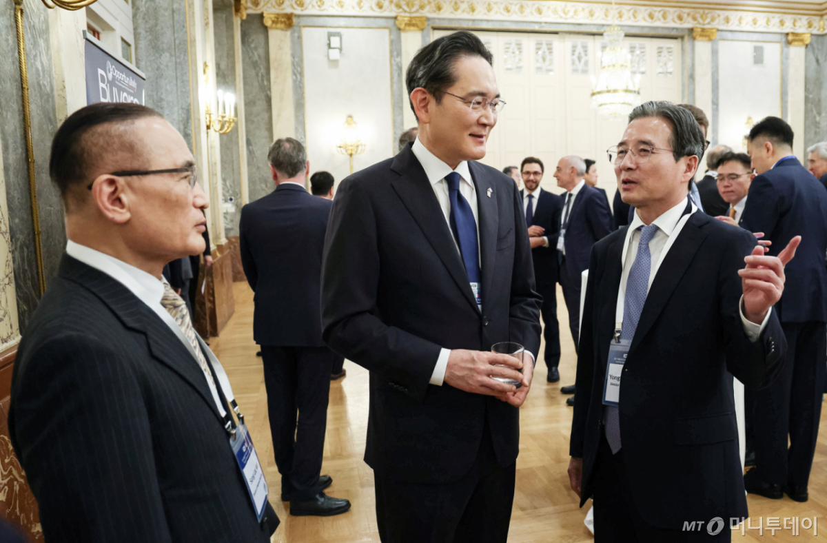 [로마=뉴시스] 최동준 기자 = 김용범 정책실장, 위성락 국가안보실장, 이재용 삼성전자 회장이 12일(현지 시간) 이탈리아 로마 한 호텔에서 열린 한-이탈리아 비즈니스 라운드 테이블에서 대화하고 있다. 2026.06.13. photocdj@newsis.com /사진=