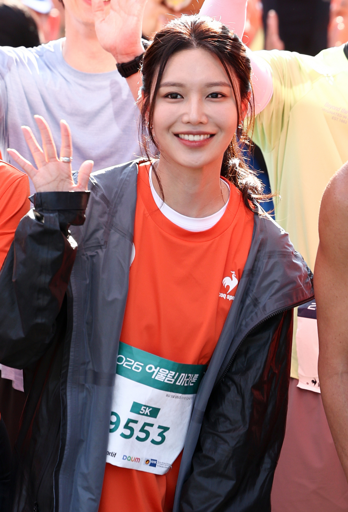 그룹 소녀시대 출신 배우 최수영과 가수 션이13일 오전 서울 마포구 월드컵공원 평화의 광장에서 '시각장애인과 함께하는 어울림 마라톤'에 참석해 기념촬영을 하고 있다./사진=뉴스1