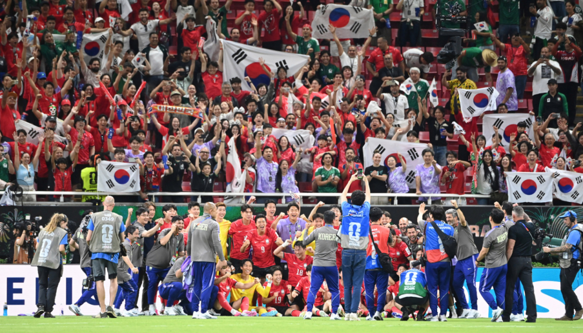 2026 북중미월드컵 A조 예선 대한민국-체코전이 12일(한국 시간) 멕시코 과달라하라 에스타디오 아크론에서 열렸다. 손흥민을 비롯한 선수들이 체코에 2-1로 극저인 역전 승리를 거둔 후 응원단에 인사한 후 기념촬영을 하고 있다. /사진=김진경 대기자
