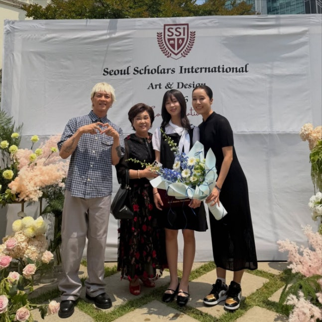 딸의 중학교 졸업식을 찾은 팝핀현준(왼쪽) 박애리(오른쪽) 부부와 팝핀현준의 모친 /사진=팝핀현준 인스타그램