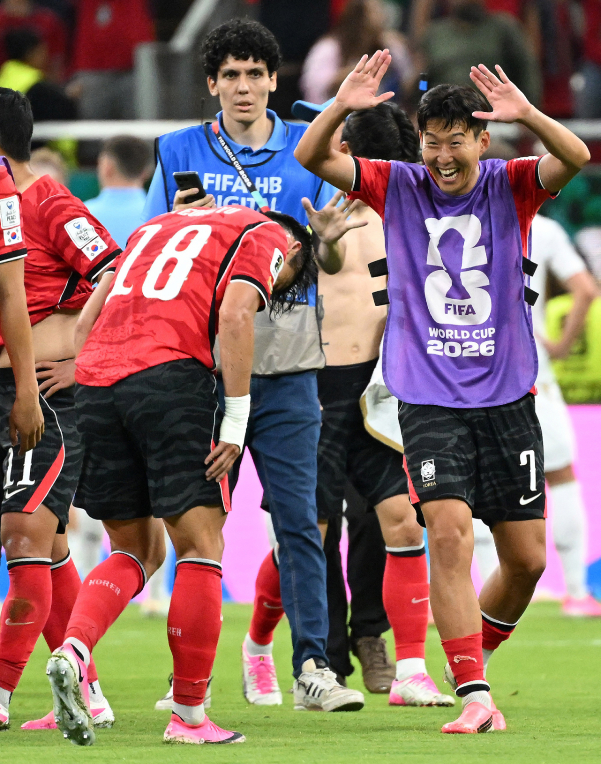 2026 북중미월드컵 A조 예선 대한민국-체코전이 12일(한국 시간) 멕시코 과달라하라 에스타디오 아크론에서 열렸다. 경기 종료 후 손흥민이 오현규와 기쁨을 나누고 있다. /사진=김진경 대기자