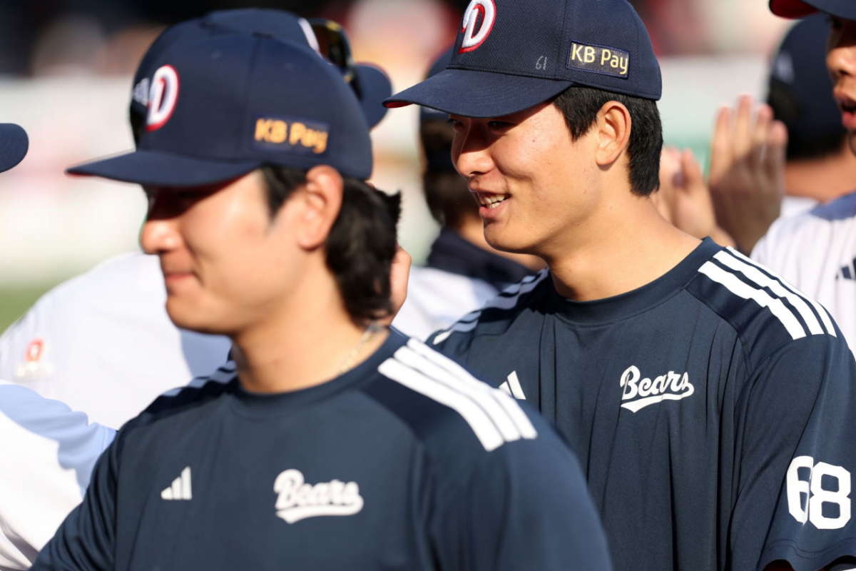 두산 베어스 선발 투수 최민석(오른쪽). /사진=두산 베어스 제공