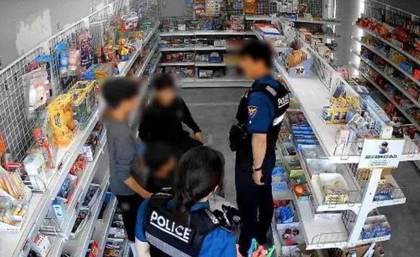 포항의 한 무인 문구점에서 상품을 훼손하고 물건을 훔친 중학생들이 경찰에 적발된 가운데 이들의 부모가 "촉법소년이니 마음대로 해봐라"며 합의를 거부한 것으로 알려졌다. /사진=엑스 갈무리