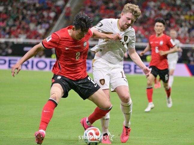 2026 북중미월드컵 A조 예선 대한민국-체코전이 12일(한국 시간) 멕시코 과달라하라 에스타디오 아크론에서 열렸다. 이한범이 체코 파벨 슐츠를 제치고 돌파를 시도하고 있다. /사진=김진경 대기자