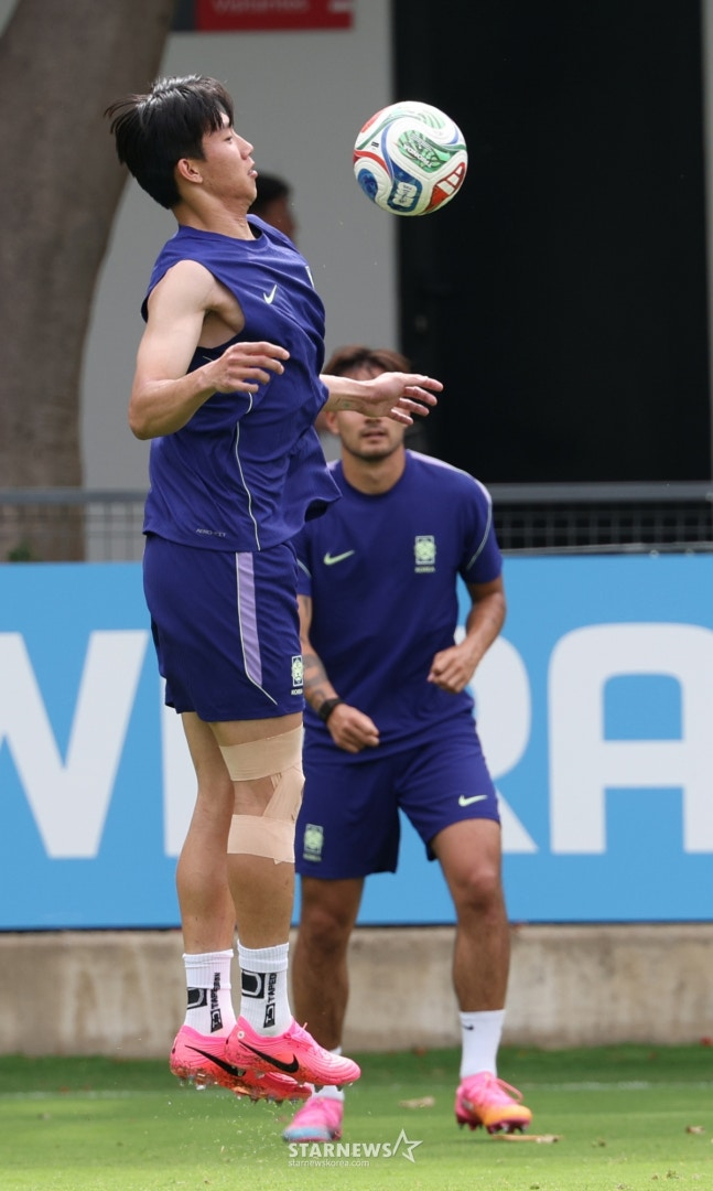 대한민국 축구 국가대표팀이 2026 북중미월드컵을 닷새 앞두고 6일 멕시코 과달라하라 치바스 베르데바예에서 첫 훈련을 진행했다. 이한범이 미니 게임 훈련을 하고 있다. /사진=김진경 대기자