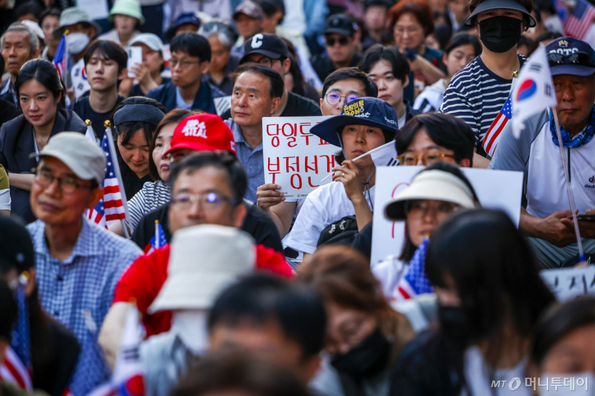 지난10일 서울 송파구 올림픽공원 장미광장 앞에서 자유와혁신 6.3 부정선거 대국민 보고대회가 열리고 있다. /사진=뉴시스