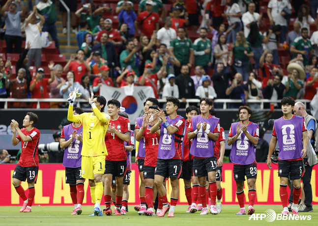 조별리그 1차전에서 2-1 역전승을 거둔 한국 축구대표팀. /AFPBBNews=뉴스1