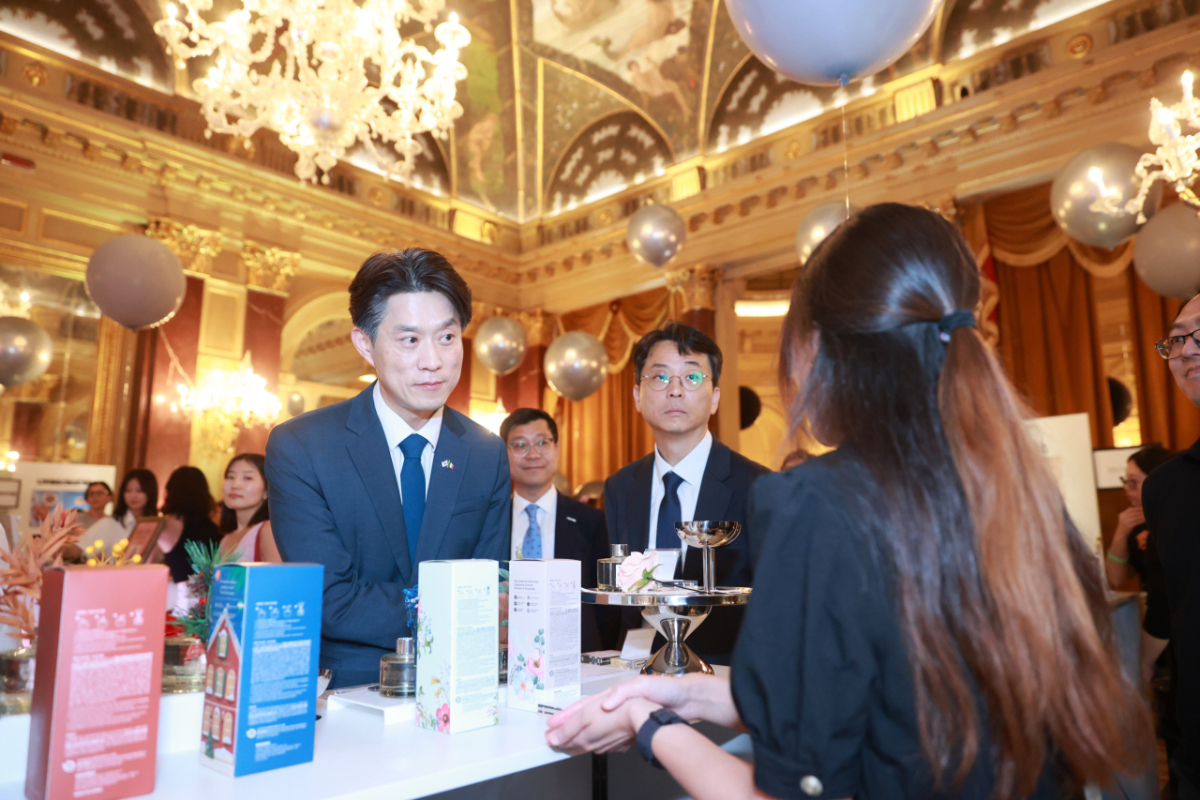 노용석 중소벤처기업부 제1차관이 12일(현지시간) 이탈리아 로마 The St. Regis Rome에서 열린 'K-Brand GLOW WEEK in Rome'에서 전시·체험존을 둘러보고 있다. /사진=중기부 제공.