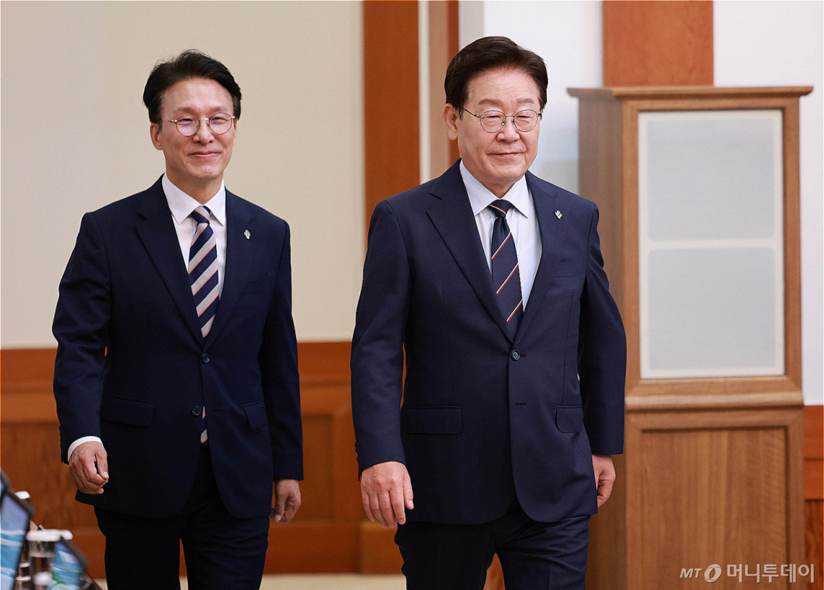 [서울=뉴시스] 고범준 기자 = 이재명 대통령이 2일 청와대에서 열린 제24회 국무회의 겸 제11차 비상경제점검회의에 김민석 국무총리와 함께 입장하고 있다. 2026.06.02.  /사진=고범준
