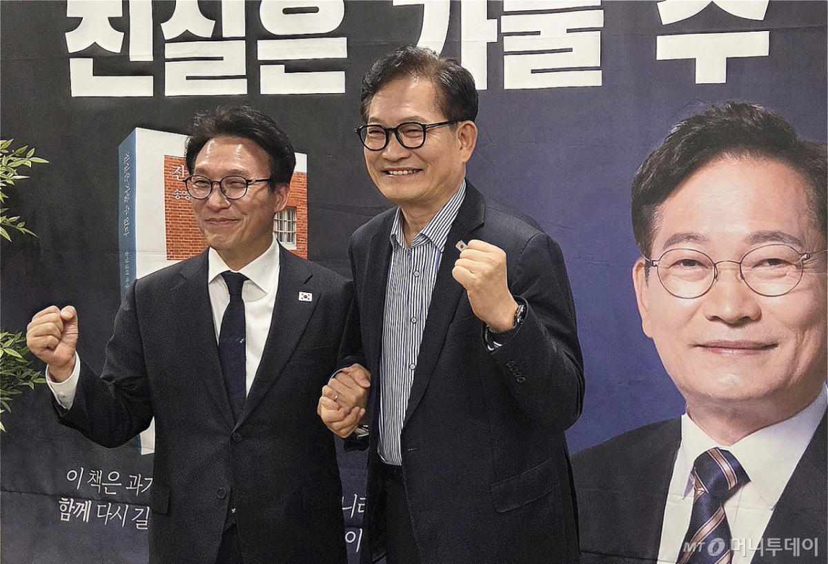 (대구=뉴스1) 이성덕 기자 = 김민석 국무총리가 28일 대구 수성구 그랜드호텔에서 열린 송영길 전 더불어민주당 대표의 출판기념회에 깜짝 방문해 송 전 대표와 기념사진을 촬영하고 있다. 2026.2.28/뉴스1  Copyright © 뉴스1. All rights reserved. 무단 전재 및 재배포,  AI학습 이용 금지. /사진=(대구=뉴스1) 이성덕 기자