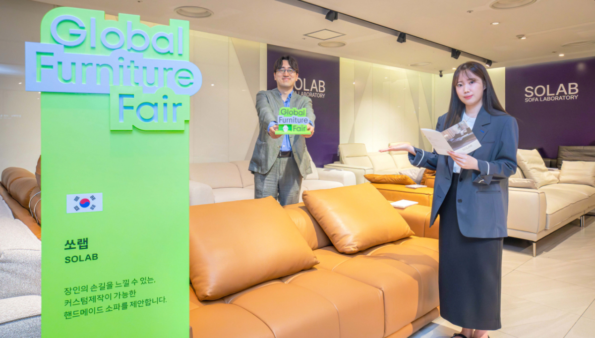 서울시 강남구 현대백화점 무역센터점 지하 1층 글로벌 퍼니처 페어 행사장에서 직원들이 상품을 소개하고 있다./사진제공=현대백화점