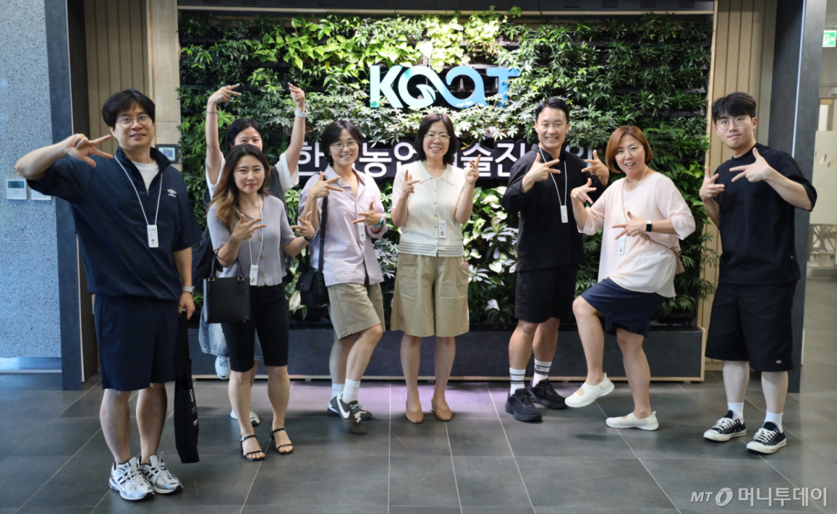 ‘시원한 옷차림’ 실천 운동에 나선 한국농업기술진흥원 임직원들이 활짝 웃고 있다. /사진=한국농업기술진흥원