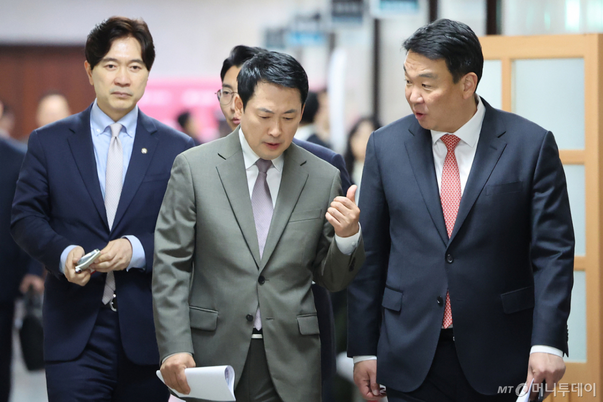 (서울=뉴스1) 신웅수 기자 = 장동혁 국민의힘 대표와 정희용 사무총장이 10일 서울 여의도 국회에서 열린 긴급 최고위원회의에 참석하며 대화하고 있다. 2026.4.10/뉴스1 Copyright © 뉴스1. All rights reserved. 무단 전재 및 재배포, AI학습 이용 금지. /사진=(서울=뉴스1) 신웅수 기자
