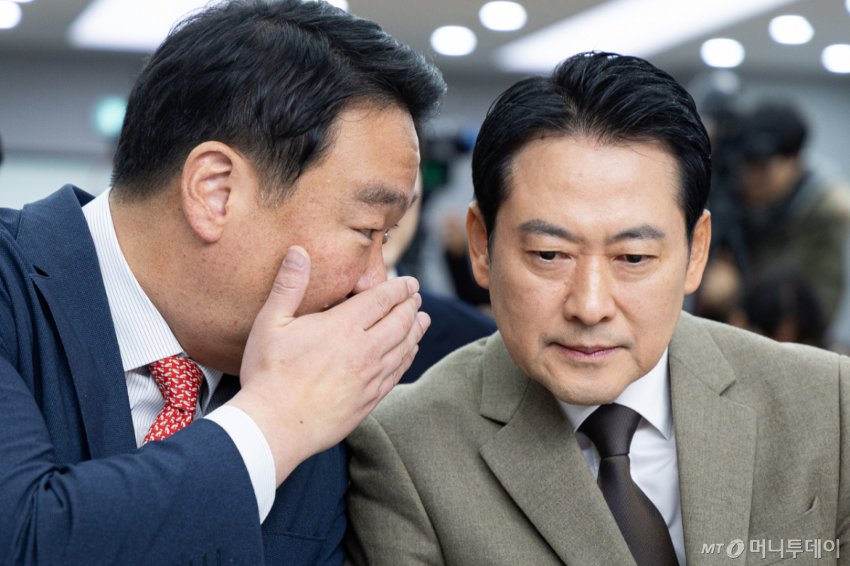 (서울=뉴스1) 유승관 기자 = 장동혁 국민의힘 대표와 정희용 사무총장이 31일 서울 여의도 중앙당사에서 열린 2025 사무처 당직자 종무식에서 대화하고 있다. 2025.12.31/뉴스1 Copyright © 뉴스1. All rights reserved. 무단 전재 및 재배포, AI학습 이용 금지. /사진=(서울=뉴스1) 유승관 기자