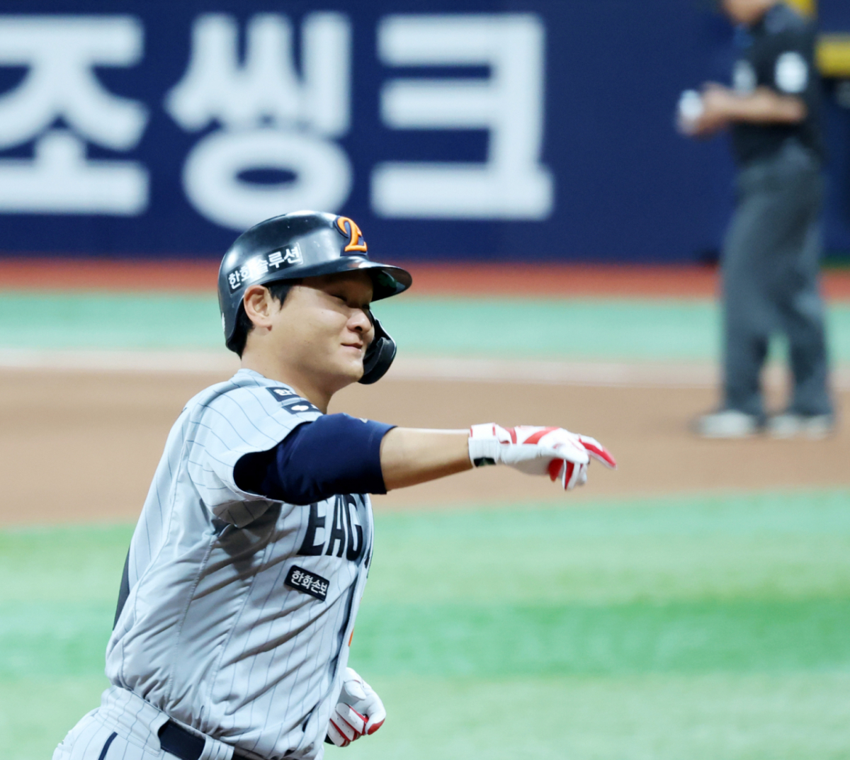 한화 김태연이 5월 14일 고척스카이돔에서 열린 2026KBO리그 키움히어로즈와 한화이글스 경기 5회초 선두타자로 나와 안우진을 상대로 좌월 솔로홈런을 터트린 후 홈인하고 있다. /사진=강영조 선임기