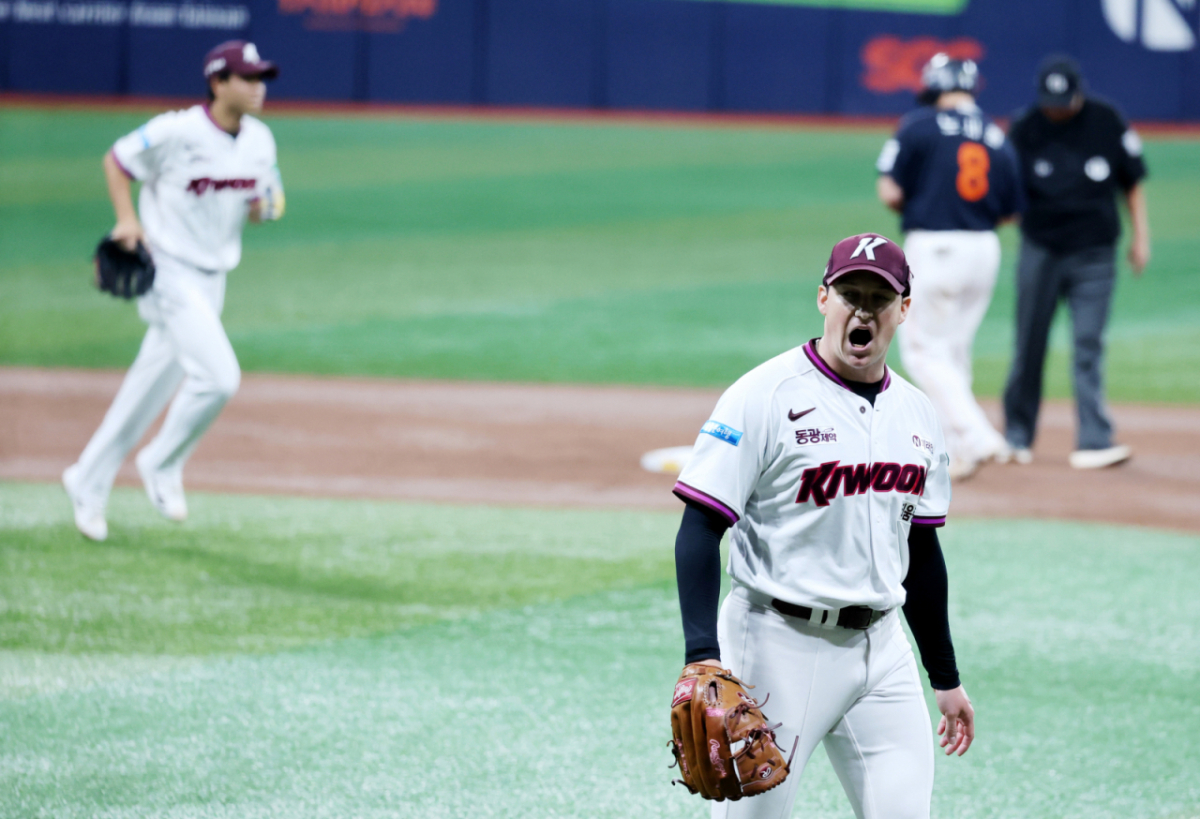 키움 히어로즈 케니 로젠버그(오른쪽)가 14일 서울 고척스카이돔에서 열린 2026 신한 SOL KBO리그 한화 이글스와 홈경기에 선발 등판해 1회초 만루 위기를 넘기고 포효하고 있다. /사진=뉴스1