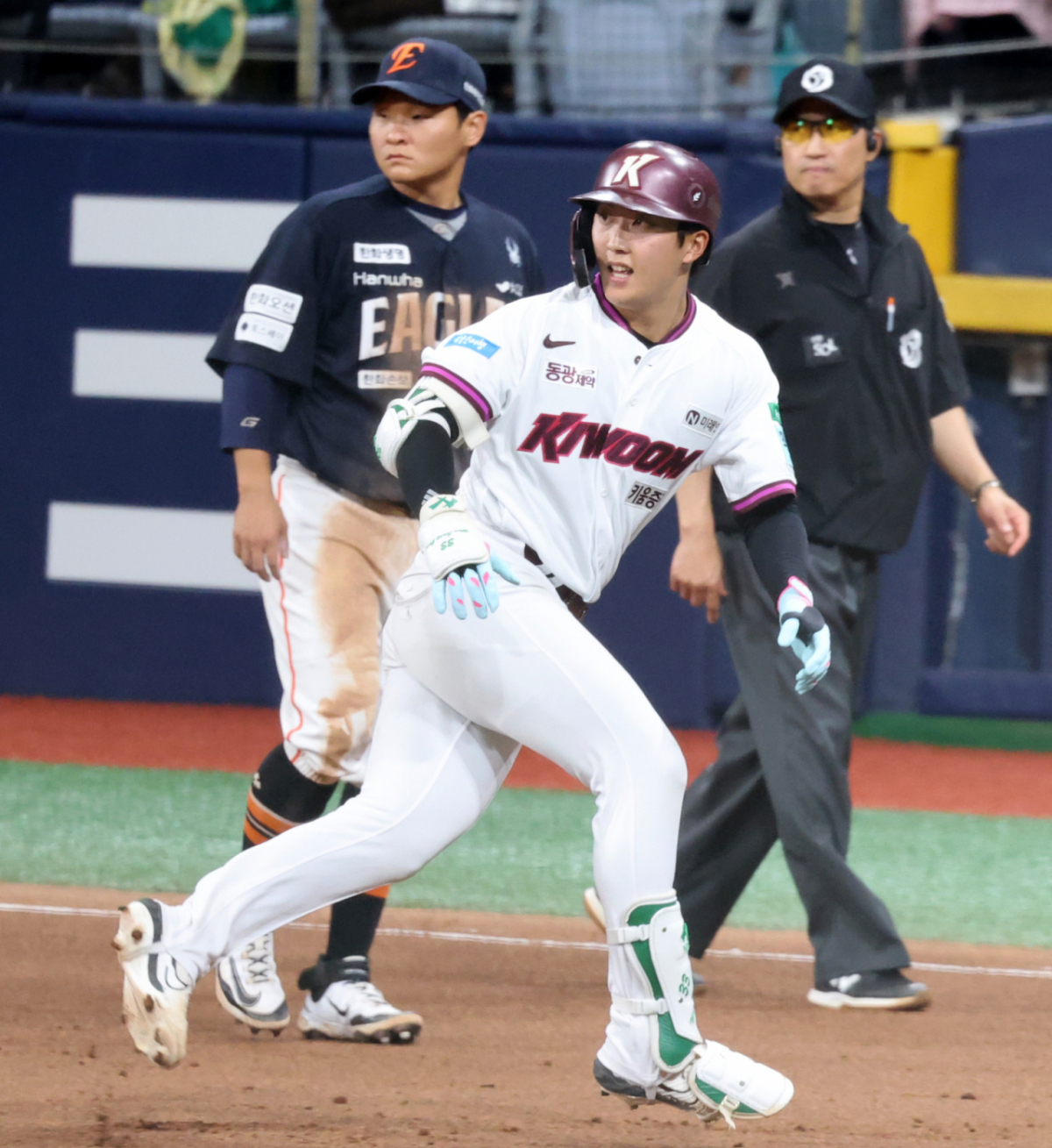 키움 히어로즈 원성준(오른쪽)이 14일 고척스카이돔에서 열린 한화 이글스와 2026 신한 SOL KBO리그 8회말 결승타를 치고 기뻐하고 있다. /사진=강영조 선임기자