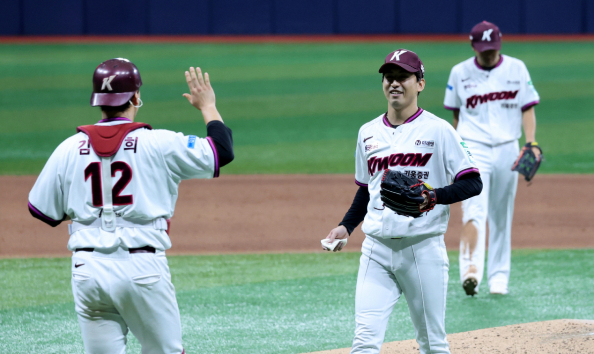 키움 히어로즈 투수 가나쿠보 유토(가운데)가 14일 고척스카이돔에서 열린 한화 이글스와 2026 신한 SOL KBO리그 홈경기에서 경기를 매조지고 포수 김건희와 하이파이브를 하기 위해 다가서고 있다. /사진=강영조 선임기자