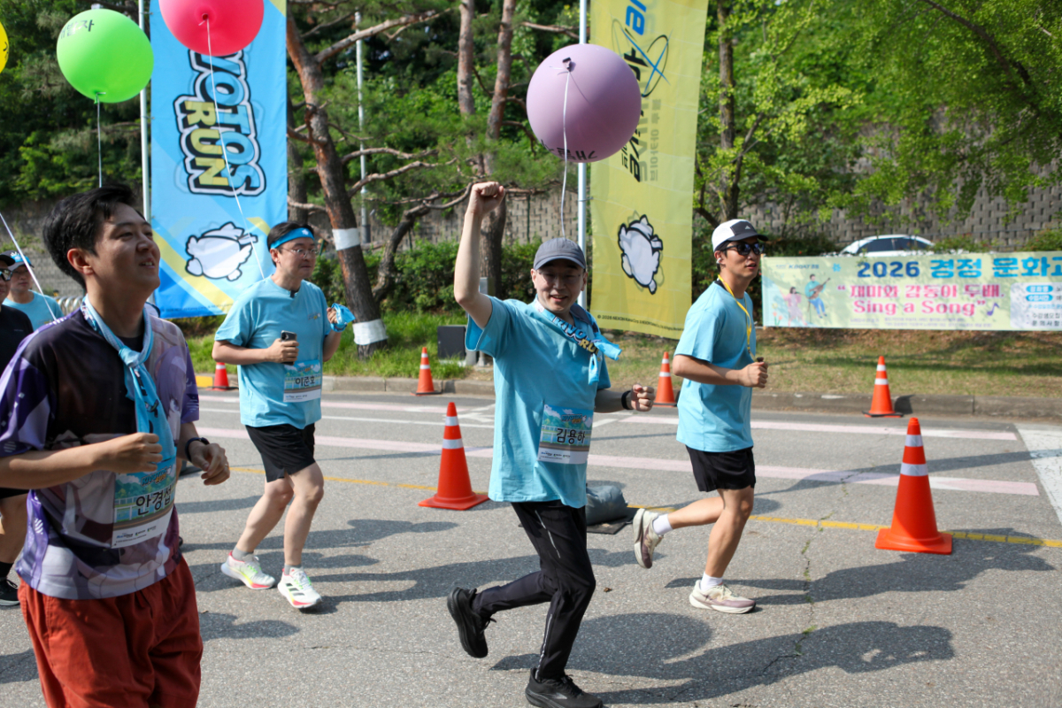 블루 아카이브 개발진이 러닝을 출발하며 팬들에게 인사하고 있다. 2026.06.14./사진=이정현 기자