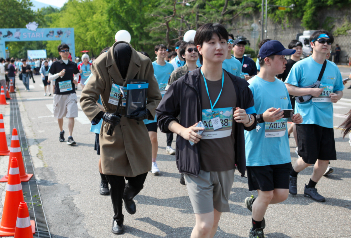 코스프레하고 러닝에 참가한 팬. 2026.06.14./사진=이정현 기자