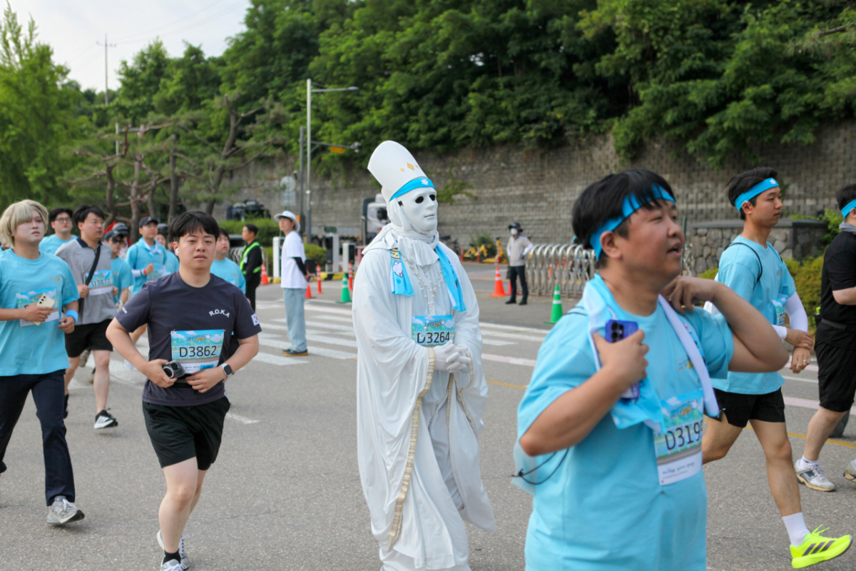 코스프레하고 러닝에 참가한 팬. 2026.06.14./사진=이정현 기자