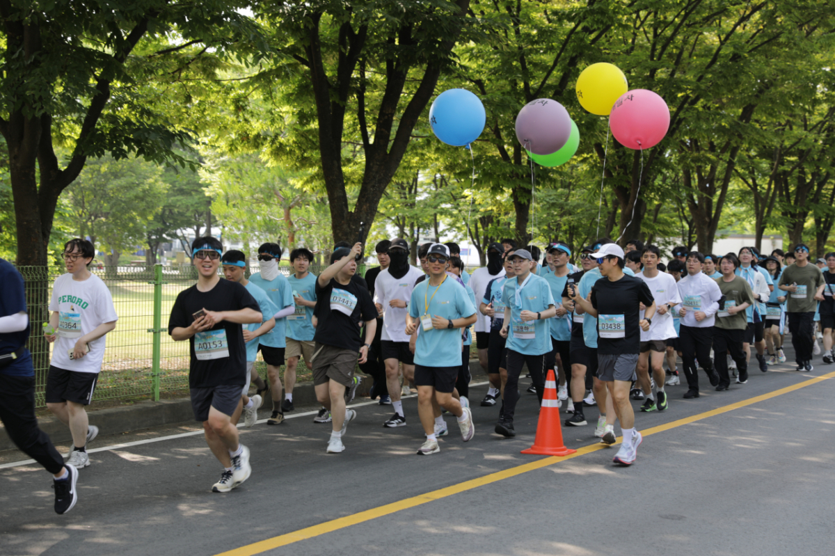 팬들과 함께 달리는 블루 아카이브 개발진. 2026.06.14./사진=넥슨