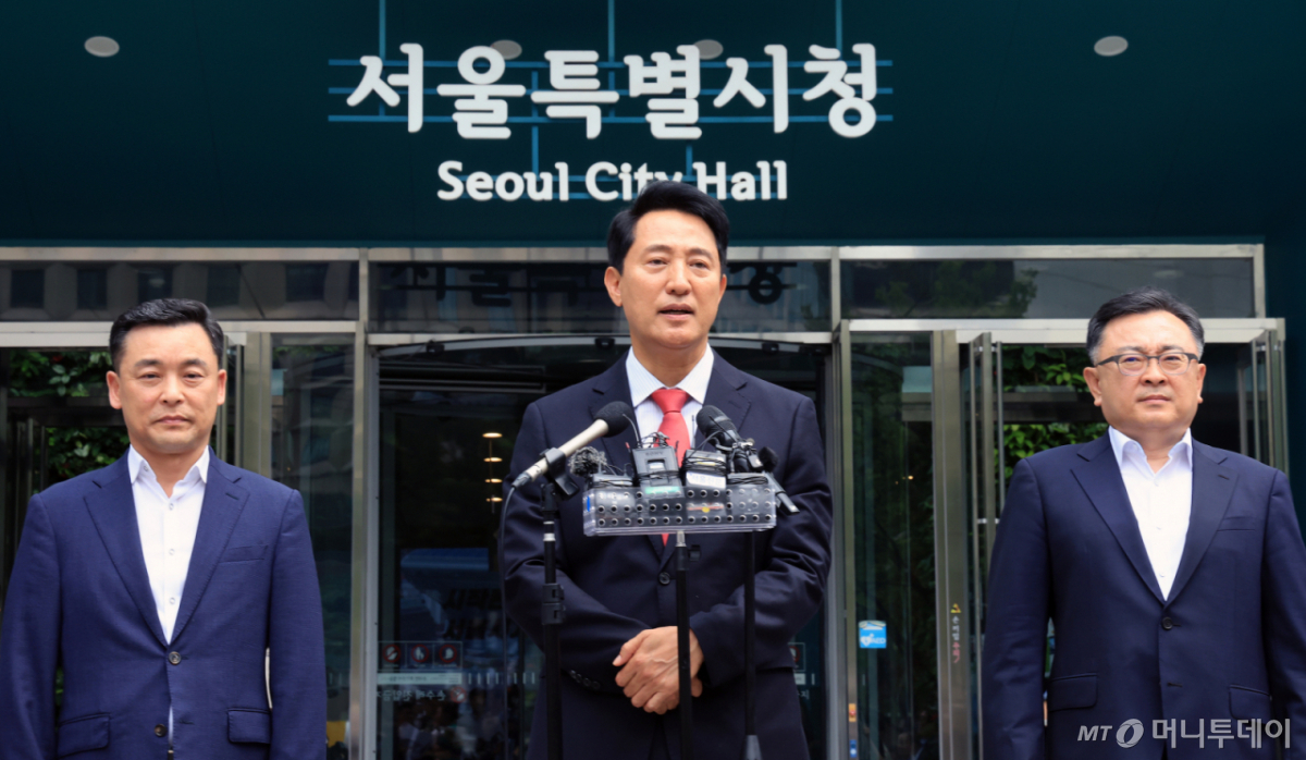 (서울=뉴스1) 이호윤 기자 = 오세훈 국민의힘 서울시장 당선인이 4일 서울시청에서 시민들에게 감사 인사를 전하고 있다. 2026.6.4/뉴스1 Copyright © 뉴스1. All rights reserved. 무단 전재 및 재배포, AI학습 이용 금지. /사진=(서울=뉴스1) 이호윤 기자