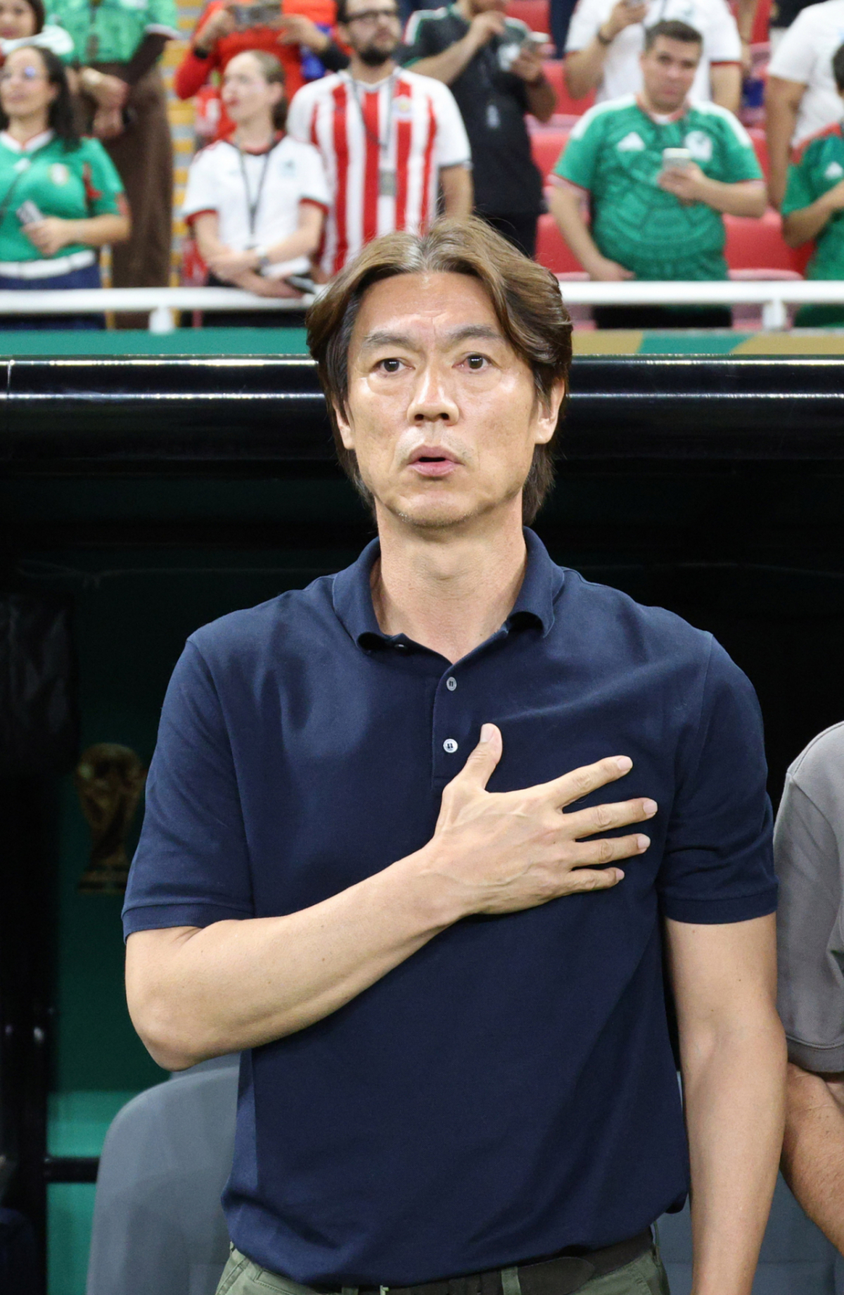 2026 북중미월드컵 A조 예선 대한민국-체코전이 12일(한국 시간) 멕시코 과달라하라 에스타디오 아크론에서 열렸다. 홍명보 감독이 애국가가 울려퍼지자 예를 표하고 있다. /사진=김진경 kim.jinkyung@