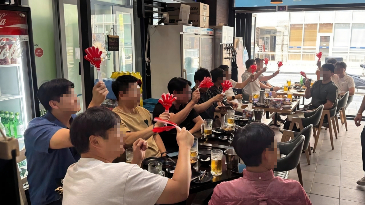 지난 12일 오전 BBQ 동탄역점에서 고객들이 체코전을 관람하는 모습./사진제공=BBQ
