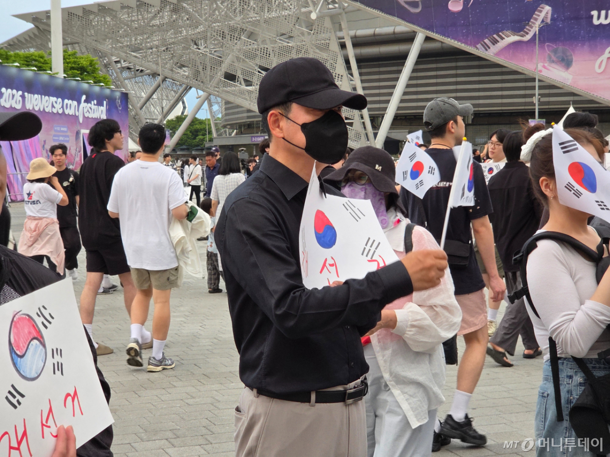 지난 7일 장동혁 국민의힘 대표가 서울 올림픽공원에 나와 투표용지 부족 사태에 항의하며 재선거를 요구하는 손피켓을 들고 있다 /사진=박상곤 기자