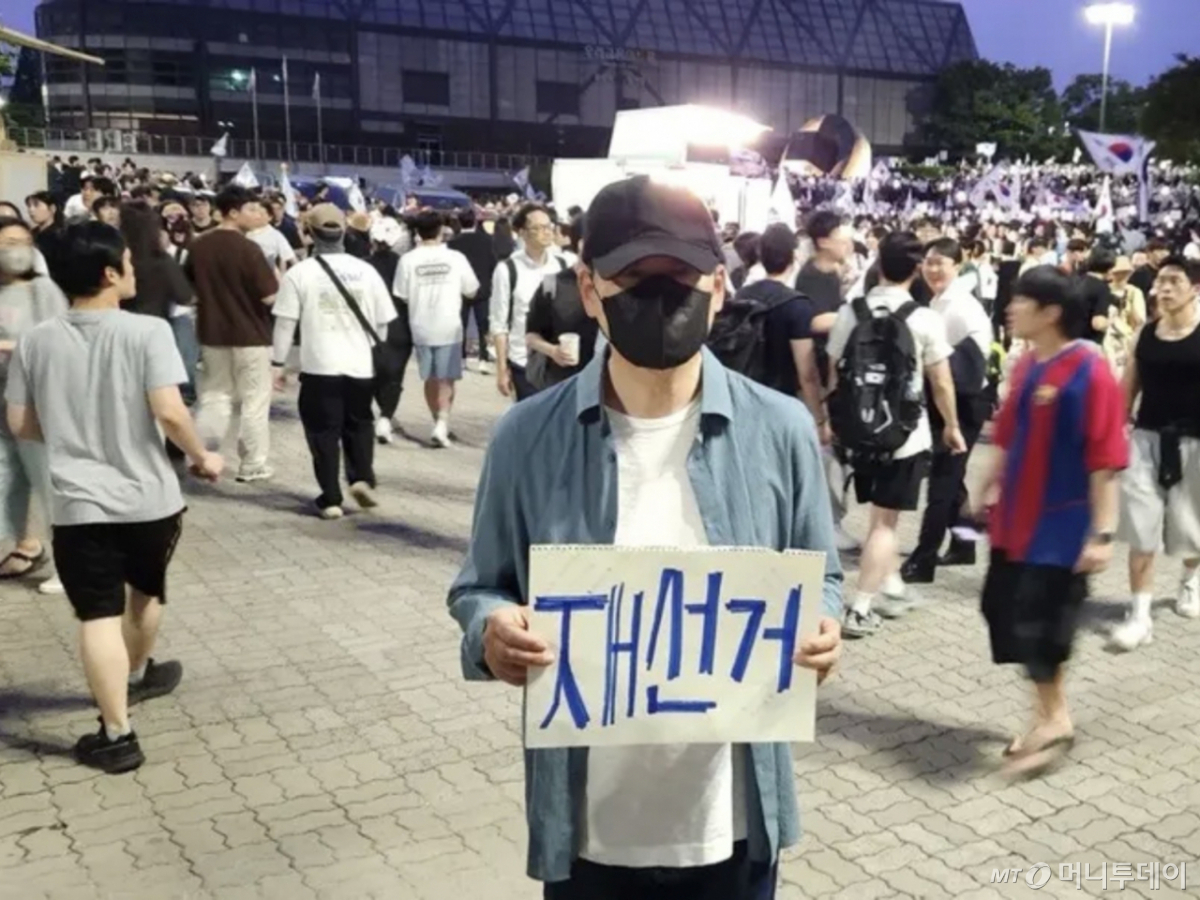 [서울=뉴시스] 조성봉기자 = 장동혁 국민의힘 대표가 지난 6일 서울 송파구 올림픽공원 핸드볼경기장에 설치된 개표소 앞에서 투표용지 부족 사태에 항의하며 재선거를 요구하는 손피켓을 들고 있다. (사진=장동혁 대표 SNS) 2026.06.07.photo@newsis.com  *재판매 및 DB 금지 /사진=조성봉