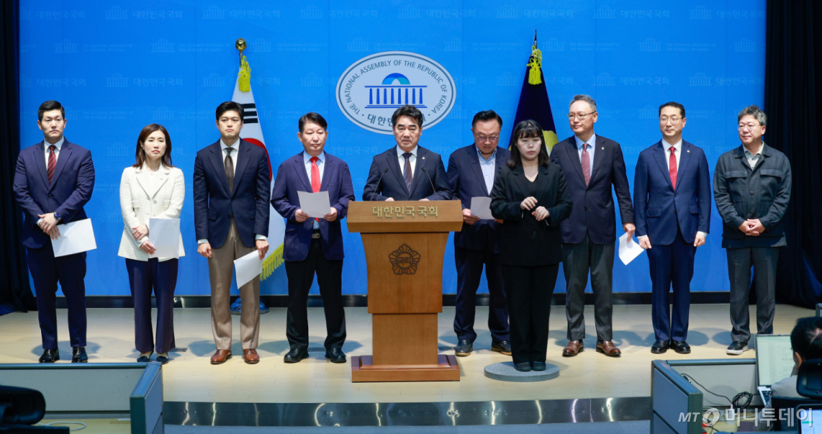 (서울=뉴스1) 안은나 기자 = 국민의힘 당내 개혁·소장파 모임인 '대안과미래’ 소속 의원들이 11일 서울 여의도 국회 소통관에서 6·3 지방선거 참패 관련 장동혁 대표 사퇴를 요구하며 기자회견을 하고 있다. 왼쪽부터 김재섭, 김소희, 김용태, 권영진, 이성권, 고동진, 안상훈, 김건, 박정하 의원. 2026.6.11/뉴스1 Copyright © 뉴스1. All rights reserved. 무단 전재 및 재배포, AI학습 이용 금지. /사진=(서울=뉴스1) 안은나 기자