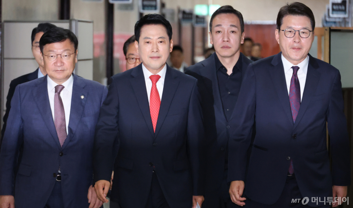 (서울=뉴스1) 신웅수 기자 = 장동혁 국민의힘 대표와 정점식 원내대표가 11일 서울 여의도 국회에서 열린 최고위원회의에 참석하고 있다. 2026.6.11/뉴스1 Copyright © 뉴스1. All rights reserved. 무단 전재 및 재배포, AI학습 이용 금지. /사진=(서울=뉴스1) 신웅수 기자