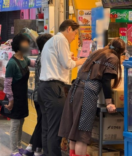 부산 북갑 국회의원 보궐선거에 출마했던 하정우 전 민주당 후보가 구포시장을 찾은 모습. /사진=하정우SNS