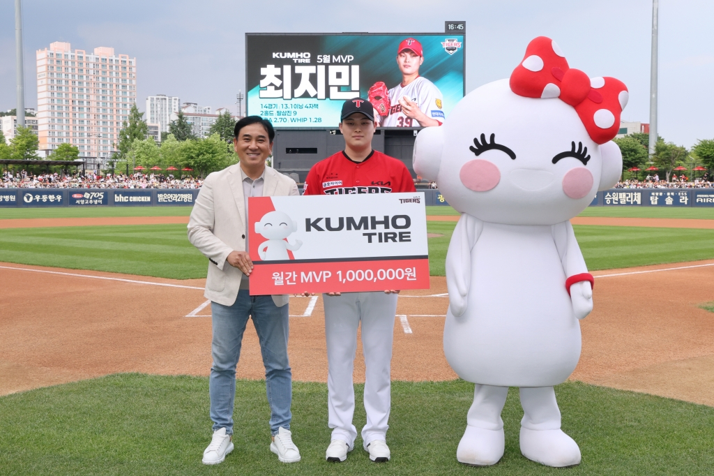 최지민(가운데)과 타이어프로 광주공항점 신행훤(왼쪽) 대표. /사진=KIA 타이거즈 제공