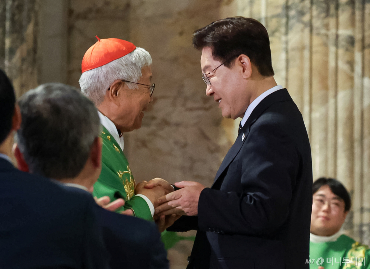 (로마(이탈리아)=뉴스1) 허경 기자 = 이재명 대통령과 유흥식 추기경이 14일(현지시간) 이탈리아 로마 성 바오로 대성당에서 열린 평화와 연대를 위한 특별미사를 마친 후 인사를 나누고 있다 2026.6.14/뉴스1 Copyright © 뉴스1. All rights reserved. 무단 전재 및 재배포, AI학습 이용 금지. /사진=(로마(이탈리아)=뉴스1) 허경 기자