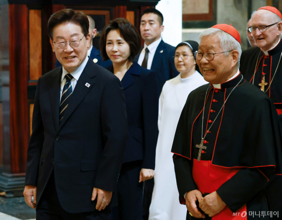[로마=뉴시스] 최동준 기자 = 이재명 대통령과 김혜경 여사가 14일(현지 시간) 이탈리아 로마 성 바오로 대성전에서 열린 평화와 연대를 위한 특별미사에 유흥식 추기경 겸 성직자부 장관과 입장하고 있다. 2026.06.14. photocdj@newsis.com /사진=