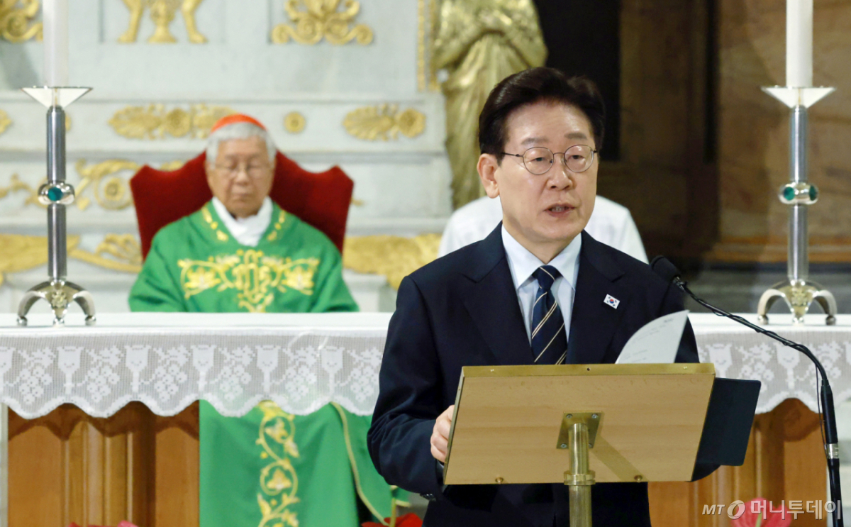 [로마=뉴시스] 최동준 기자 = 이재명 대통령이 14일(현지 시간) 이탈리아 로마 성 바오로 대성전에서 열린 평화와 연대를 위한 특별미사에서 기념 연설을 하고 있다. 2026.06.14. photocdj@newsis.com /사진=