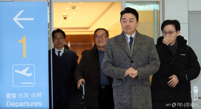 (인천공항=뉴스1) 김명섭 기자 = 강훈식 대통령비서실장, 김정관 산업통상부 장관, 이용철 방위사업청장이 26일 오전 인천공항에서 잠수함 사업 등 방산협력 논의를 위해 캐나다로 출국하고 있다. 2026.1.26/뉴스1 Copyright (C) 뉴스1. All rights reserved. 무단 전재 및 재배포, AI학습 이용 금지. /사진=(인천공항=뉴스1) 김명섭 기자