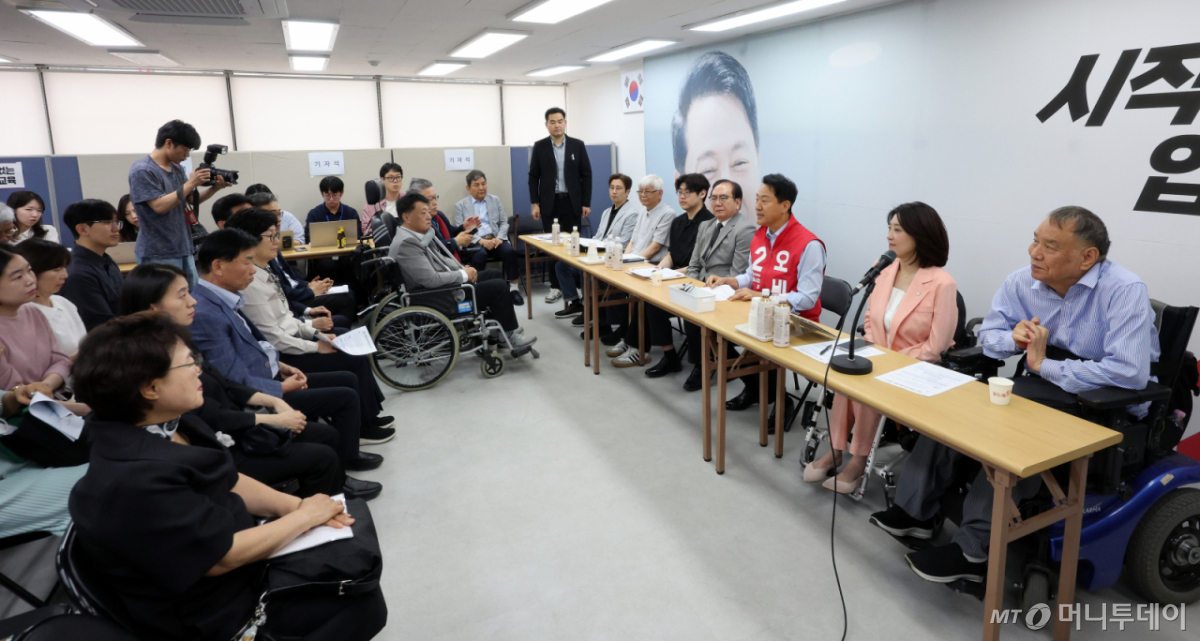 (서울=뉴스1) 김진환 기자 = 오세훈 국민의힘 서울시장 후보가 19일 오전 서울시 종로구 선거 캠프에서 열린 서울시 장애인단체 관계자들과의 간담회에 참석해 인사말을 하고 있다. 2026.5.19/뉴스1 Copyright © 뉴스1. All rights reserved. 무단 전재 및 재배포, AI학습 이용 금지. /사진=(서울=뉴스1) 김진환 기자