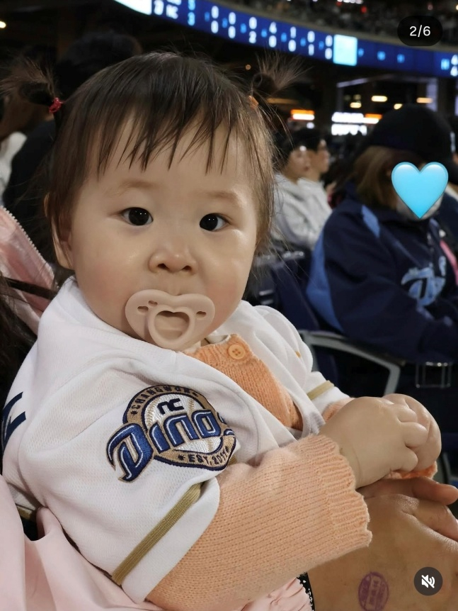 NC 이우성의 딸 이로아 양이 창원NC파크를 직관 중이다. /사진=이우성 가족 SNS 갈무리