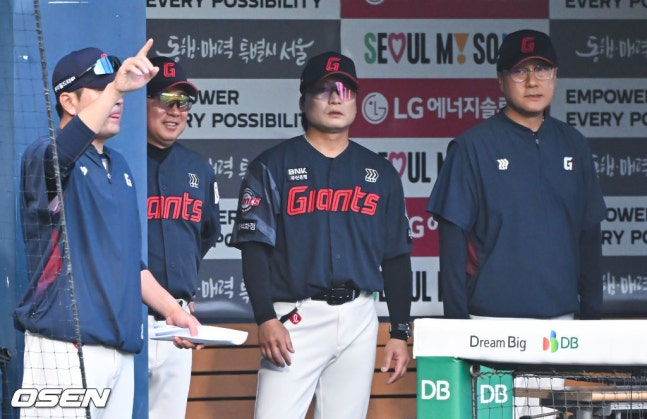 14일 경기 7회 롯데 더그아웃.