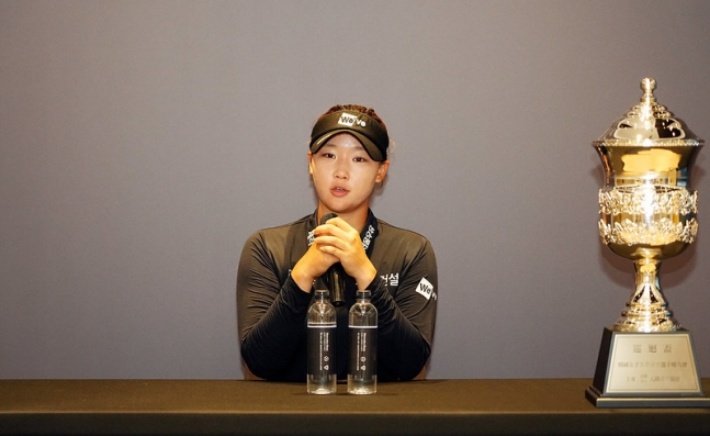 김민솔이 14일 경기 양주시 레이크우드 컨트리클럽 산길·숲길 코스(파71)에서 열린 대한골프협회(KGA) 내셔널 타이틀 메르세데스-벤츠 제40회 한국여자오픈 골프선수권대회(총상금 15억원)에서 우승을 차지한 뒤 기자회견에서 소감을 밝히고 있다. /사진=KGA 제공