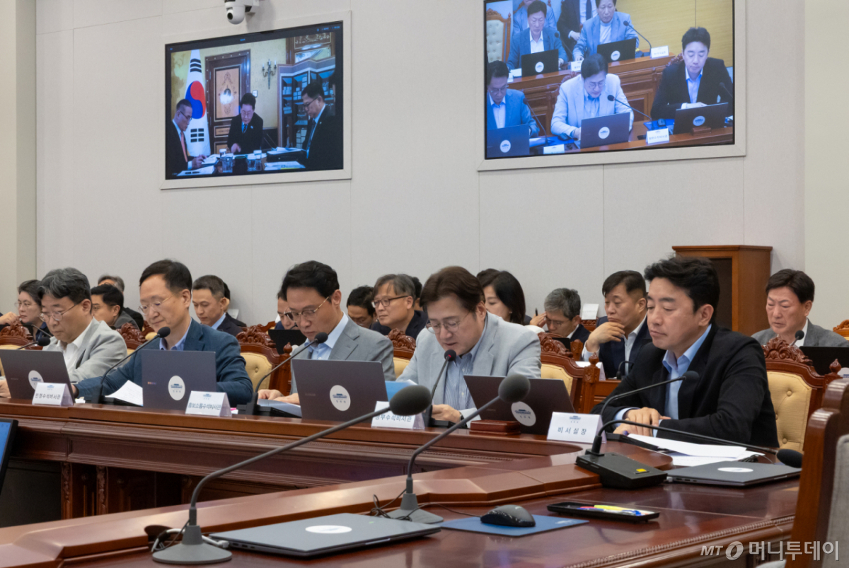 [로마=뉴시스] 최동준 기자 = 유럽 순방 중인 이재명 대통령이 14일(현지 시간) 이탈리아 로마 한 호텔에서 화상 수석·보좌관회의를 주재하고 있다. (사진=청와대 제공) 2026.06.14. photo@newsis.com  *재판매 및 DB 금지 /사진=고범준