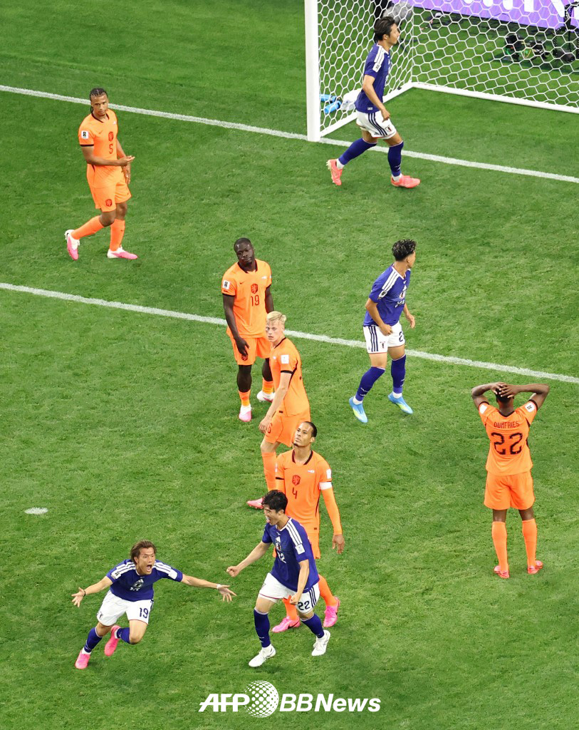 일본 축구 국가대표팀 오가와 고키(맨 아래)가 15일 일본 댈러스 스타디움에서 열린 2026 FIFA 북중미 월드컵 조별리그 F조 1차전에서 후반 43분 극적인 동점골을 어시스트한 뒤 기뻐하고 있다. /AFPBBNews=뉴스1