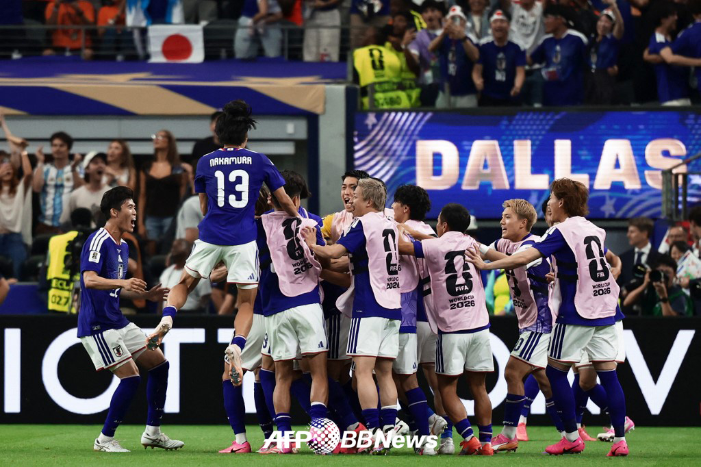 일본 축구 국가대표팀 선수들이 15일 일본 댈러스 스타디움에서 열린 2026 FIFA 북중미 월드컵 조별리그 F조 1차전에서 후반 43분 극적인 동점골 직후 기뻐하고 있다. /AFPBBNews=뉴스1