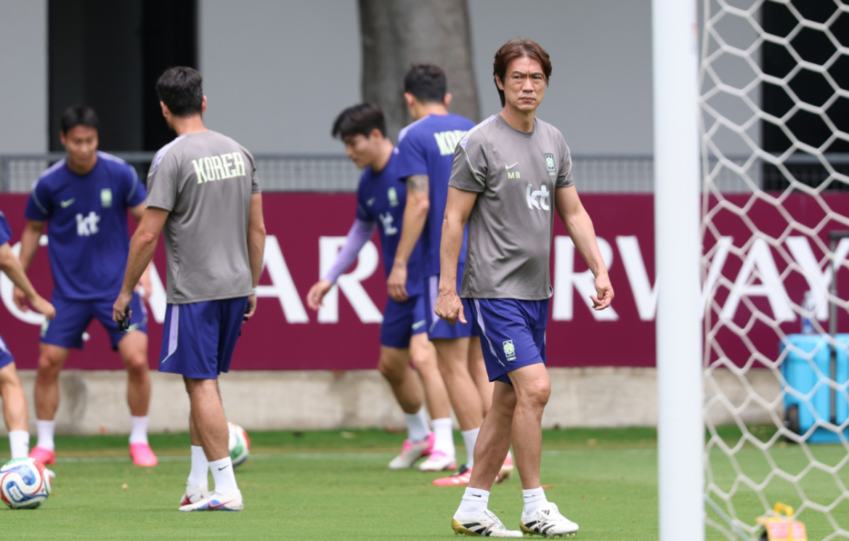 대한민국 축구 국가대표팀이 2026 북중미월드컵 A조 2차 예선을 앞두고 14일 멕시코 과달라하라 치바스 베르데 바예에서 훈련을 진행했다.  홍명보 감독이 상념에 잠긴 채 선수들의 훈련을 바라보고 있다. /사진=김진경 대기자
